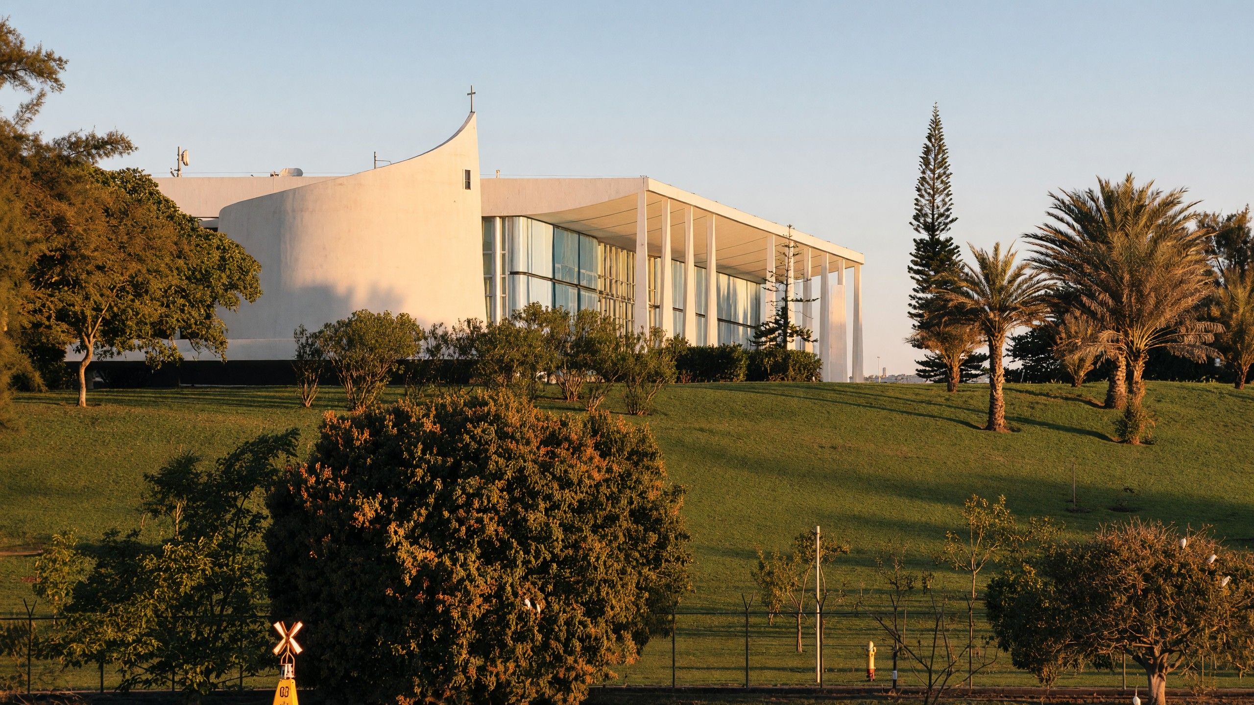 Palácio da Alvorada visto da margem do lago