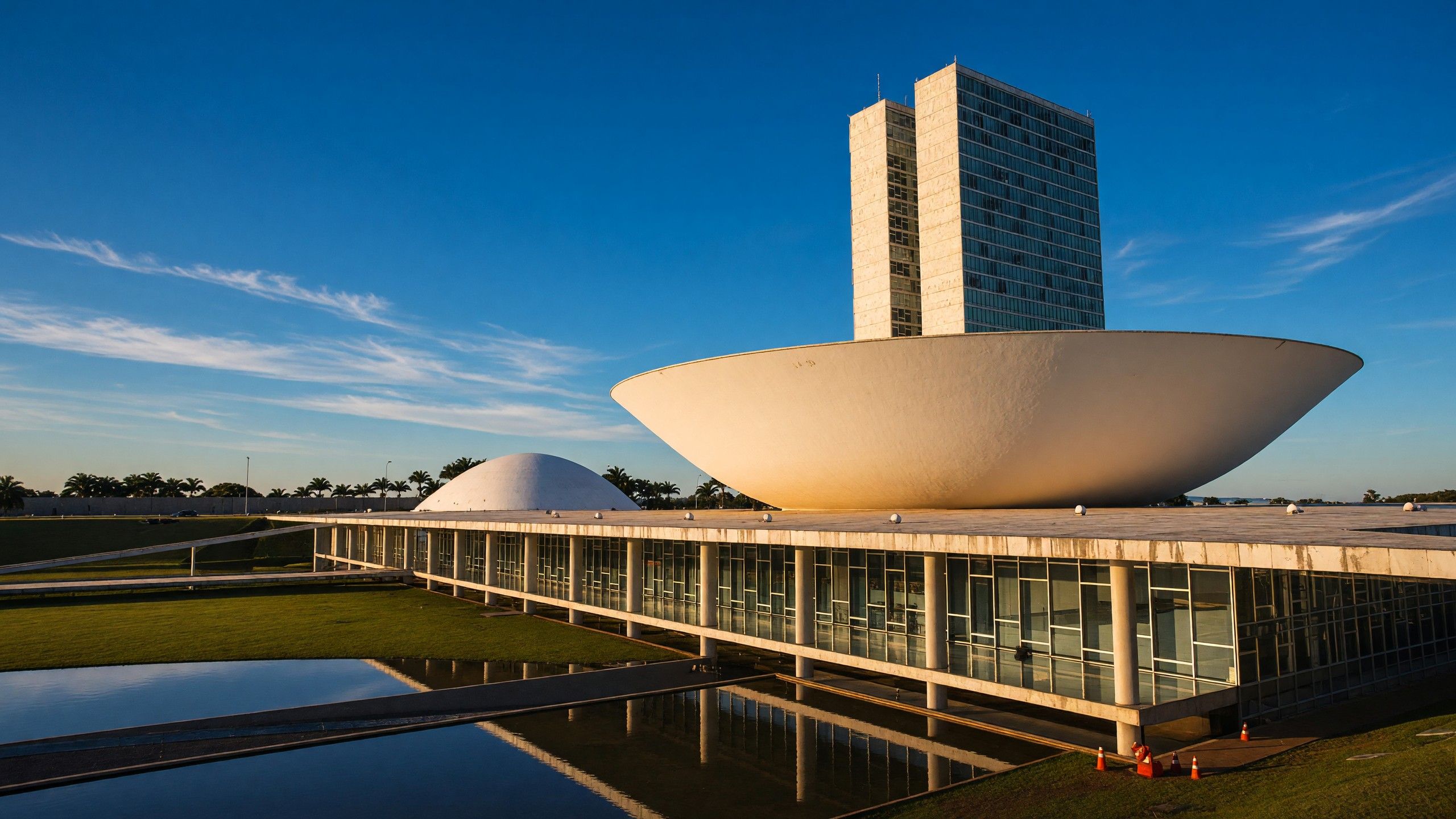 Congresso Nacional visto do espelho d’água, luz do fim da tarde