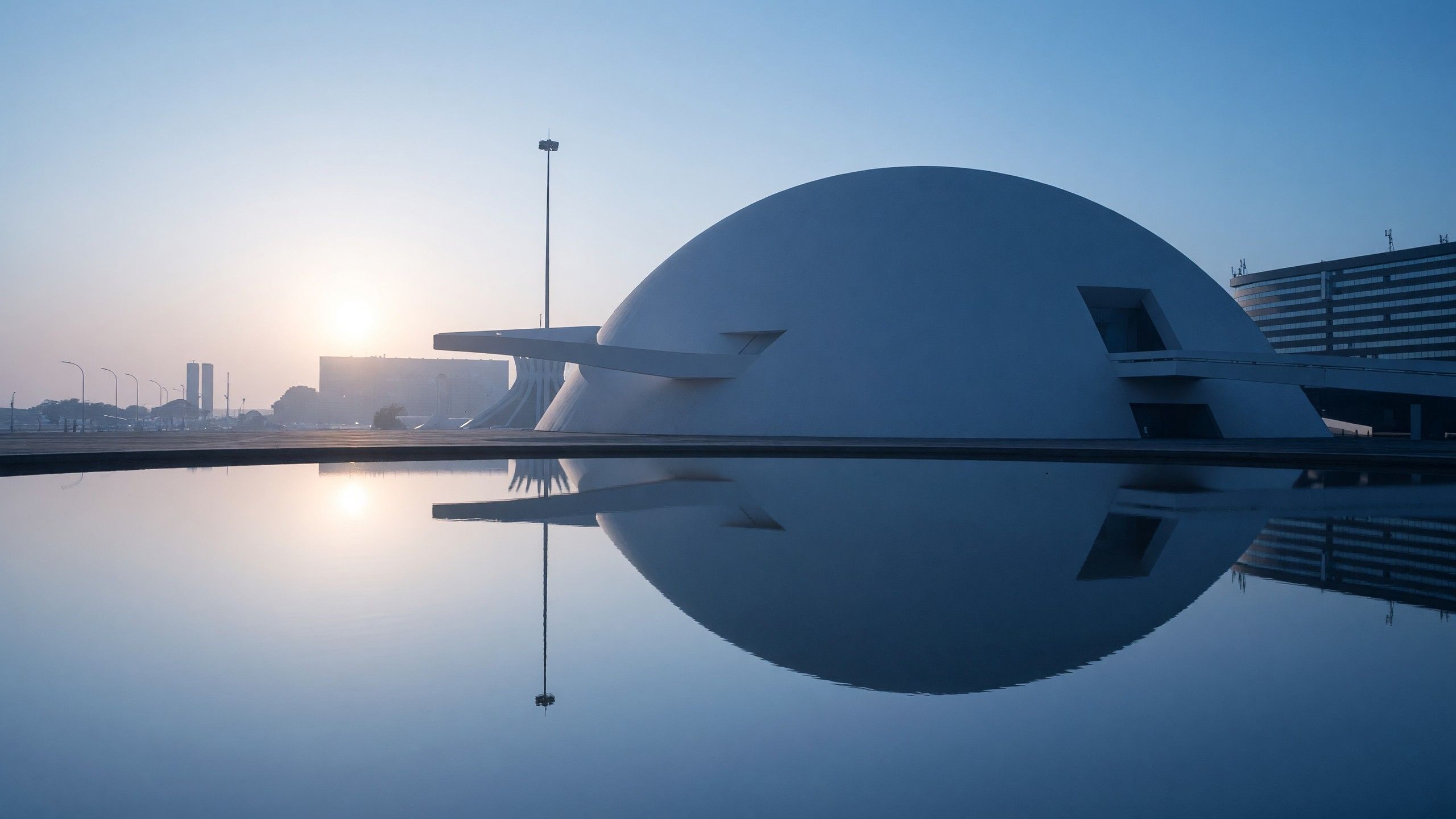 Museu Nacional refletido no espelho d’água ao amanhecer