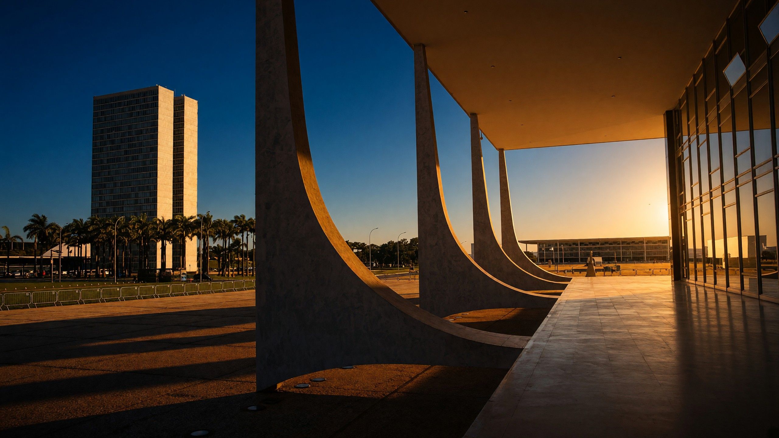 Colunas na Praça dos Três Poderes na luz dourada