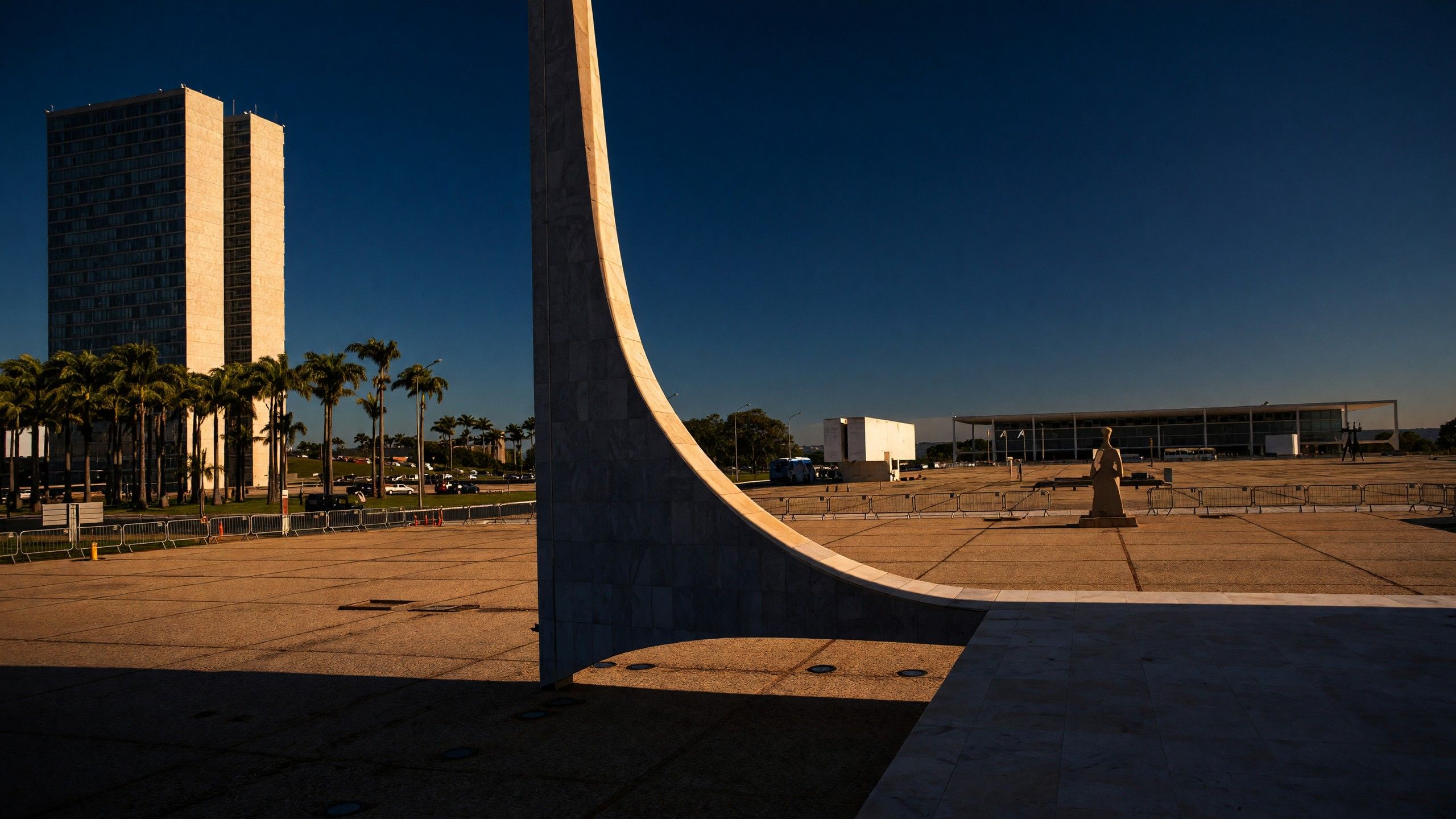 Curva de concreto na Praça dos Três Poderes com o Congresso ao fundo